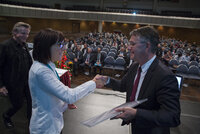 Staatssekretär Gunther Adler (rechts) übergibt den Sonderpreis  des Bundesministeriums des Innern, für Bau und Heimat (BMI)  beim Tag der Stahl.Architektur 2016. 